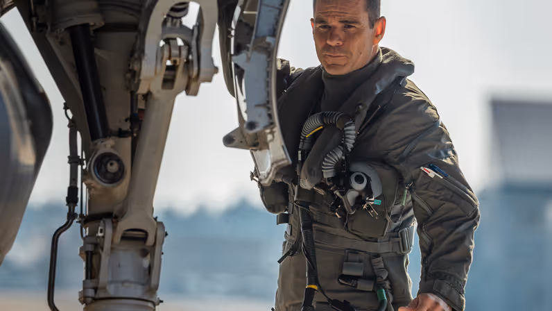  Een Nederlandse F-35-vlieger staat bij het landingsgestel van een F-35 en inspecteert het toestel.