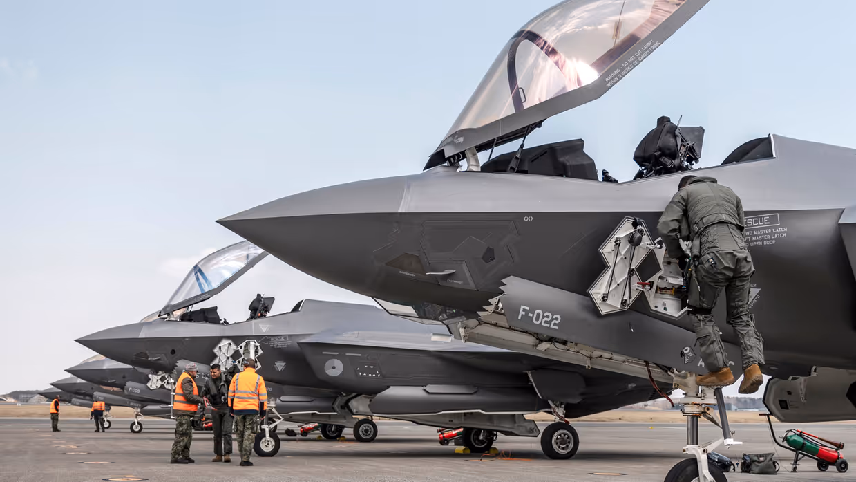 De neuzen van vijf F-35’s die achter elkaar op een flightline staan.