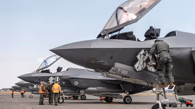 De neuzen van vijf F-35’s die achter elkaar op een flightline staan.