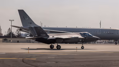 Een F-35 taxiet voor een A330 MRTT langs.