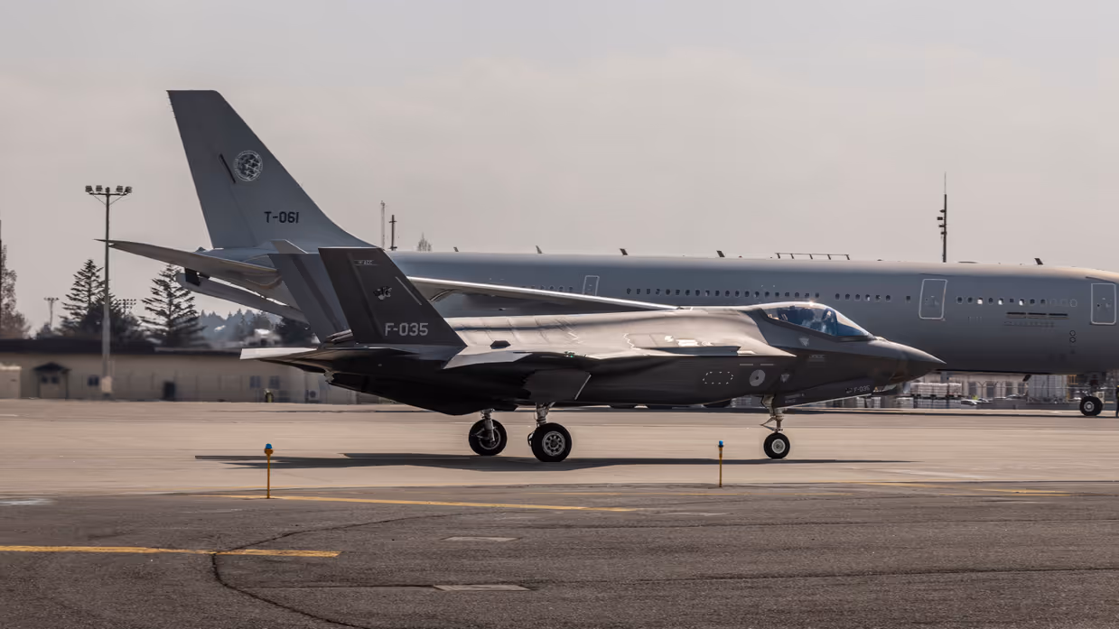 Een F-35 taxiet voor een A330 MRTT langs.