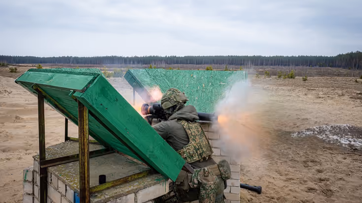 Militair oefent op de schietbaan in Litouwen.