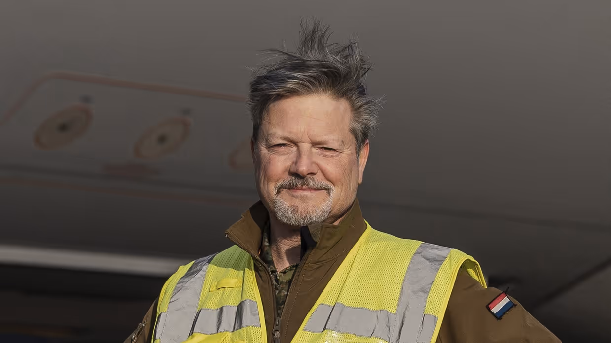 Portretfoto van Eric Claassens met en geel hesje aan en staand voor de motorgondel van een A330 MRTT.