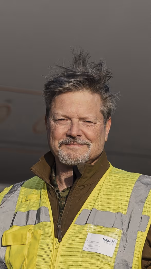 Portretfoto van Eric Claassens met en geel hesje aan en staand voor de motorgondel van een A330 MRTT.