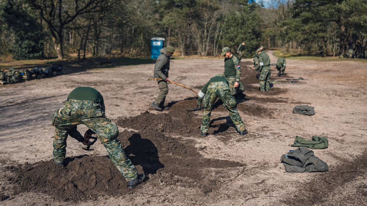 8 militairen graven elk hun eigen schuttersput.