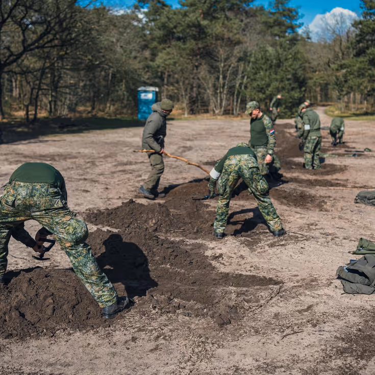 8 militairen graven elk hun eigen schuttersput.
