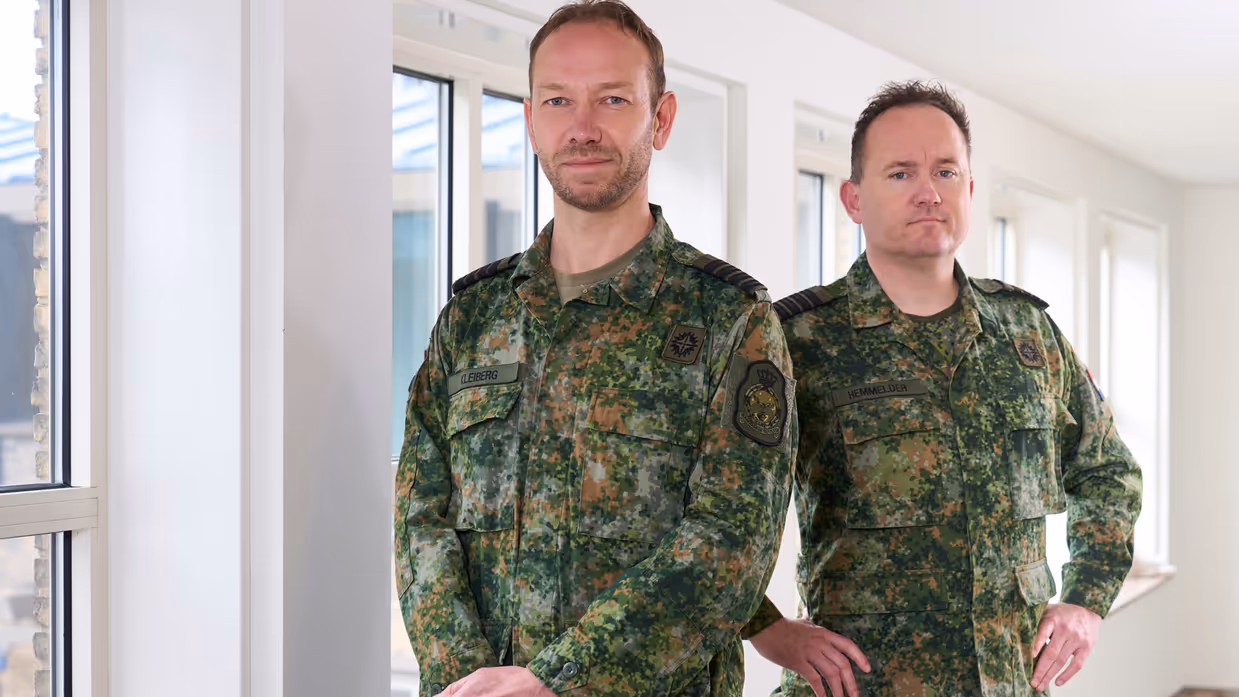 Foto van kolonels Martijn Kleiberg (links) en Roy Hemmelder in camouflagepak.