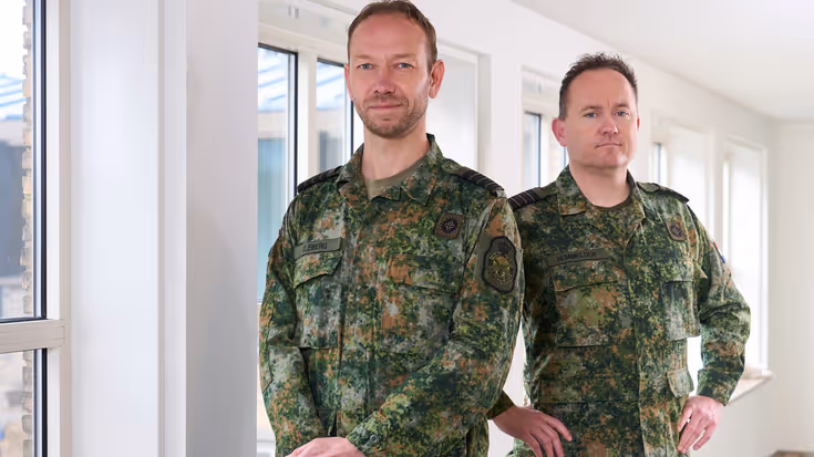 Foto van kolonels Martijn Kleiberg (links) en Roy Hemmelder in camouflagepak.