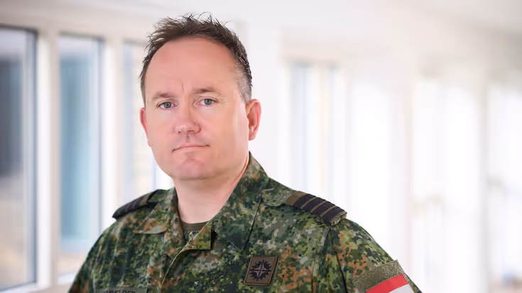 Portretfoto van kolonel Roy Hemmelder in camouflage-uniform.