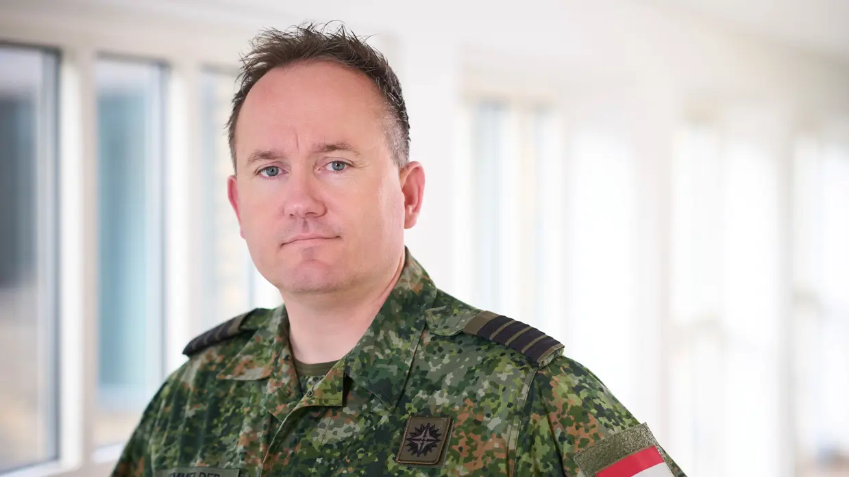 Portretfoto van kolonel Roy Hemmelder in camouflage-uniform.