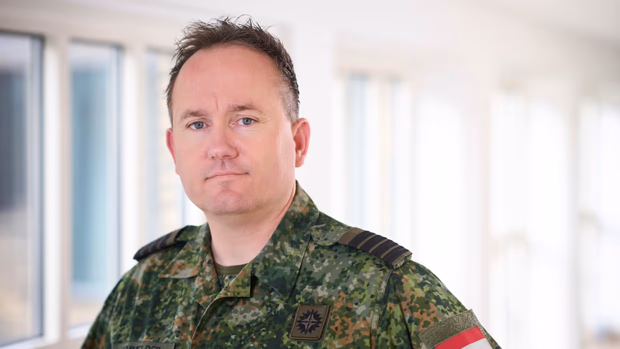 Portretfoto van kolonel Roy Hemmelder in camouflage-uniform.