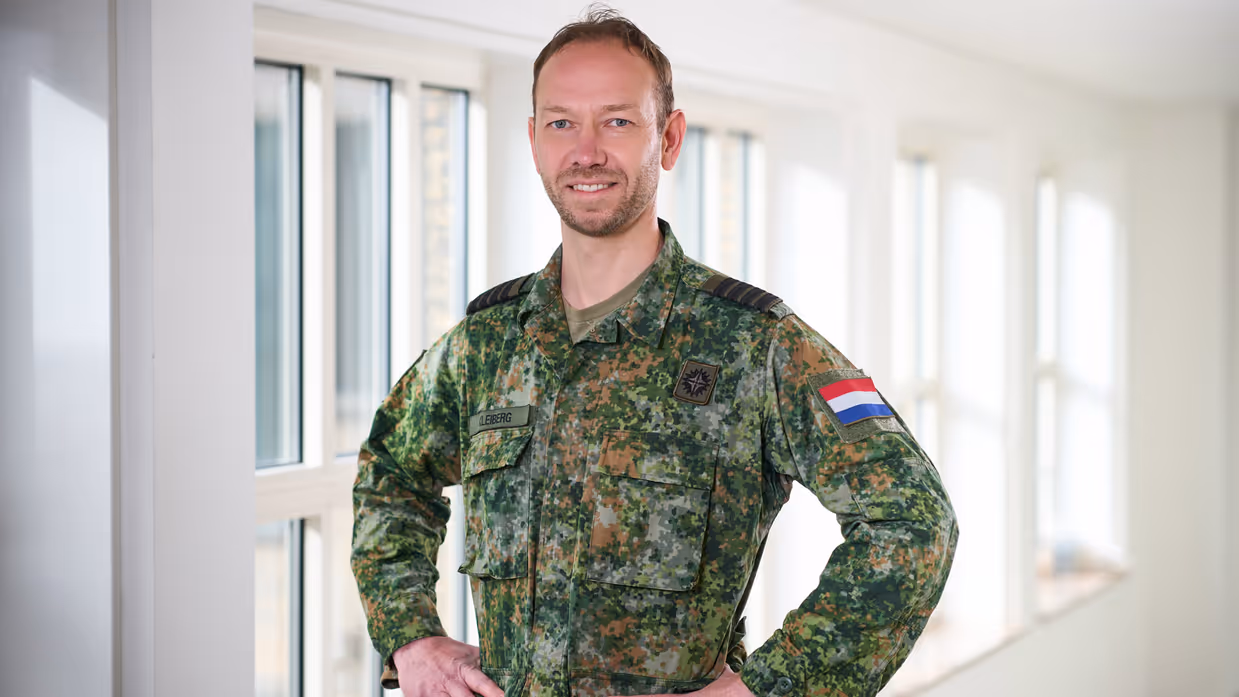 Portretfoto van kolonel Martijn Kleiberg in militair uniform.