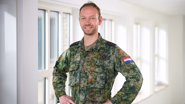 Portretfoto van kolonel Martijn Kleiberg in militair uniform.