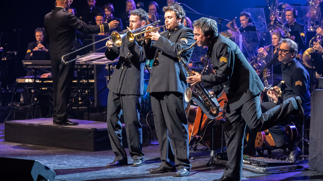 Blazers van het Orkest Koninklijke Luchtmacht samen tijdens het concert op het podium.