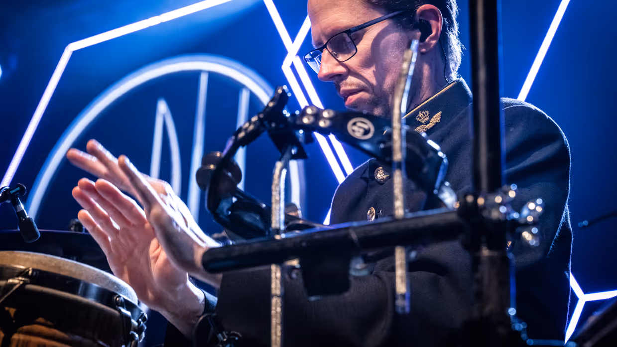 De percussionist van het Orkest Koninklijke Luchtmacht in actie.