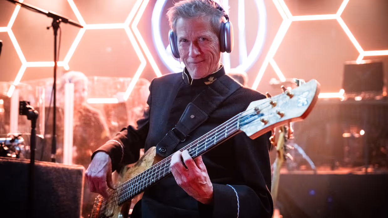 De basgitarist van het Orkest Koninklijke Luchtmacht in actie.