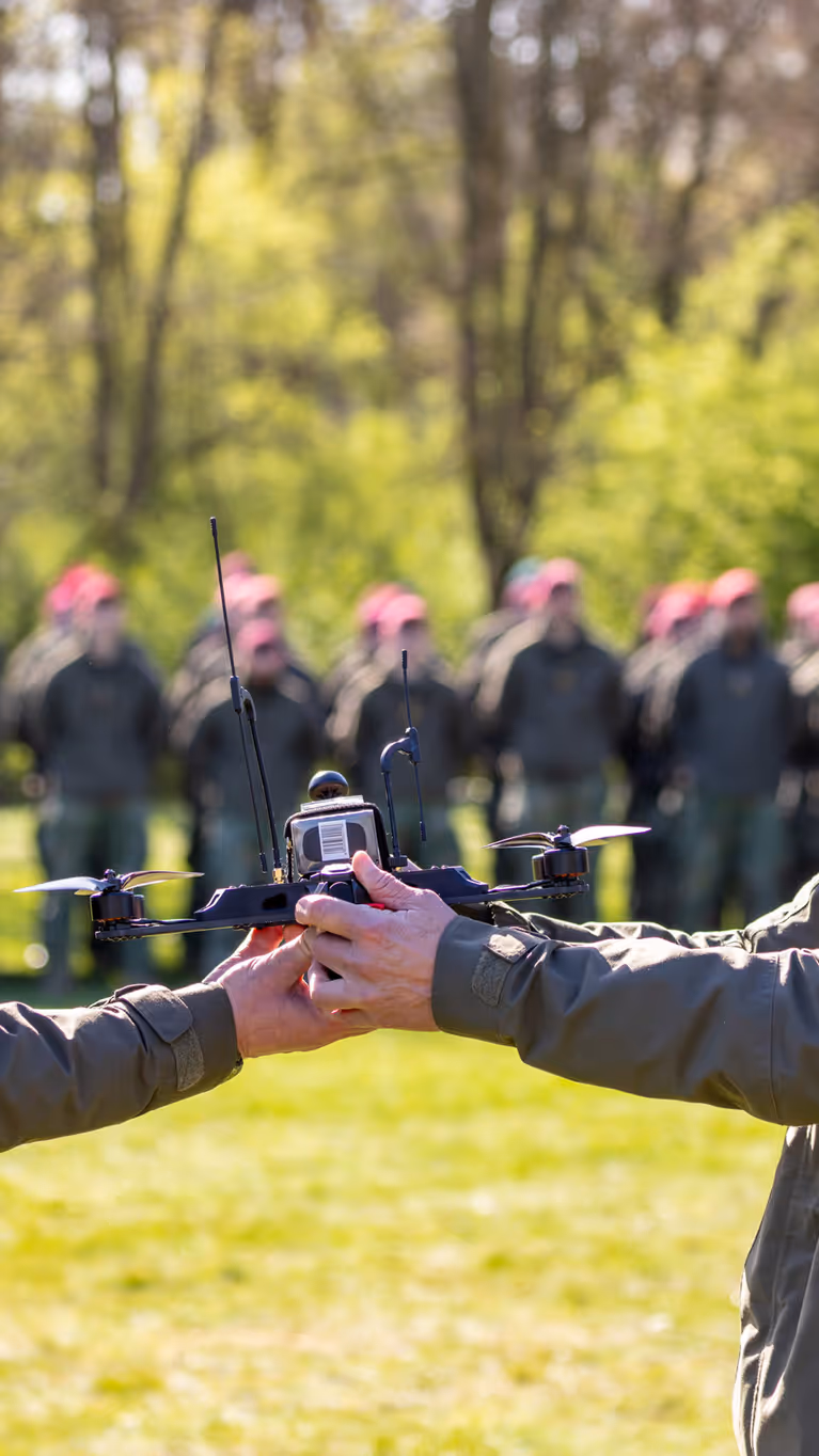 Generaal Jan Swillens op een podium.