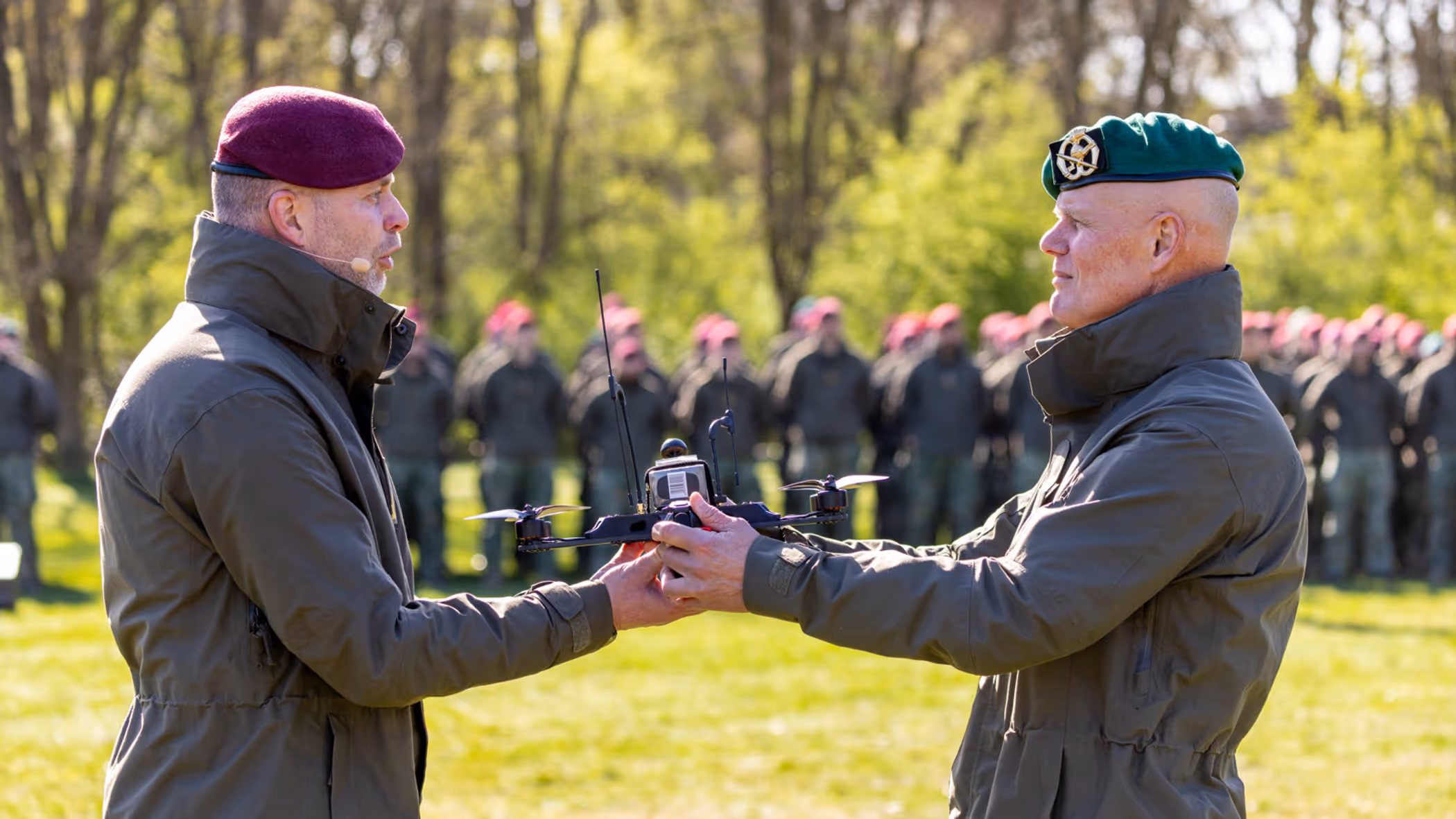 Generaal Jan Swillens op een podium.