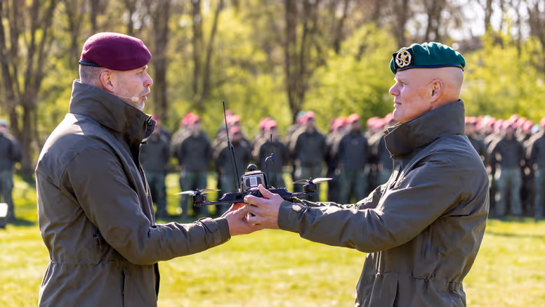 Generaal Jan Swillens op een podium.