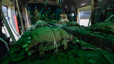 luchtmachtmilitairen zijn bezig met de vrachtbundels in het vliegtuigruim. 