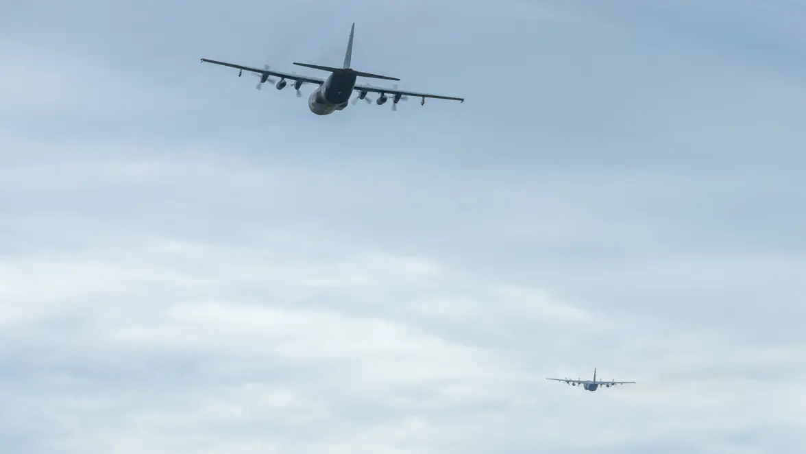 Twee transportvliegtuigen vliegen weg richting de horizon.