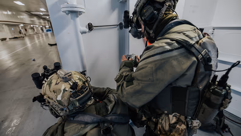 NLMARSOF-operators in volledig tenue checken met behulp van een drone de scheepsdekken. 