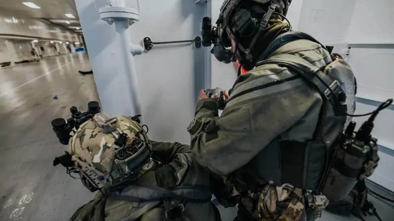 NLMARSOF-operators in volledig tenue checken met behulp van een drone de scheepsdekken. 