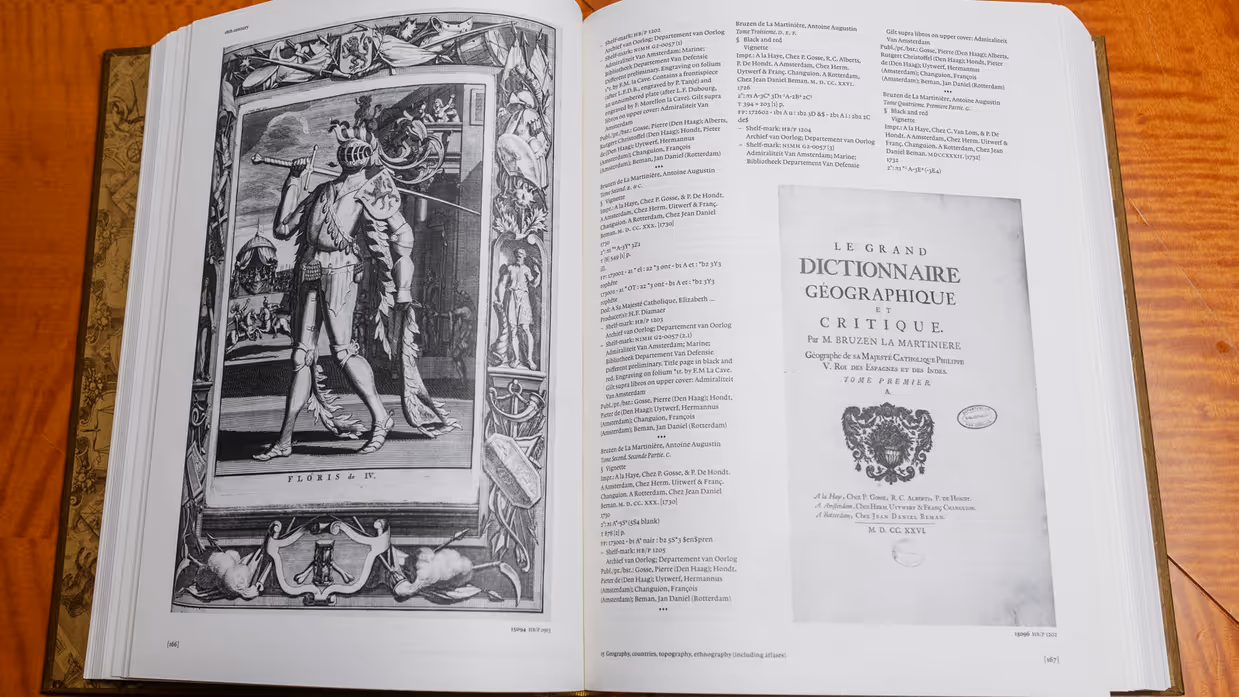 Open boek op houten tafel: links een oude gravure van een soldaat, rechts een titelpagina van een Frans woordenboek.