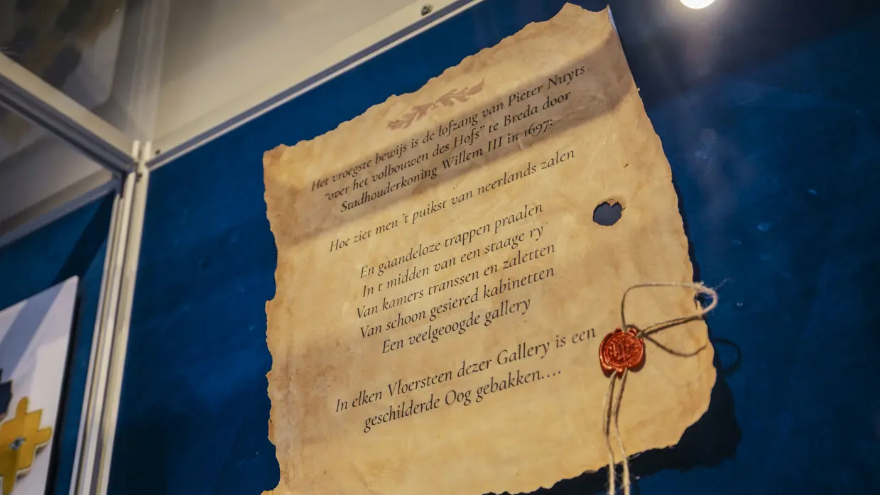 Een oud, verweerd perkament met handgeschreven tekst, vastgebonden met een touwtje en een rode wasafdruk.