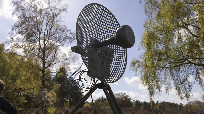 Het onderaanzicht van een Tracking Antenna Rotator.  