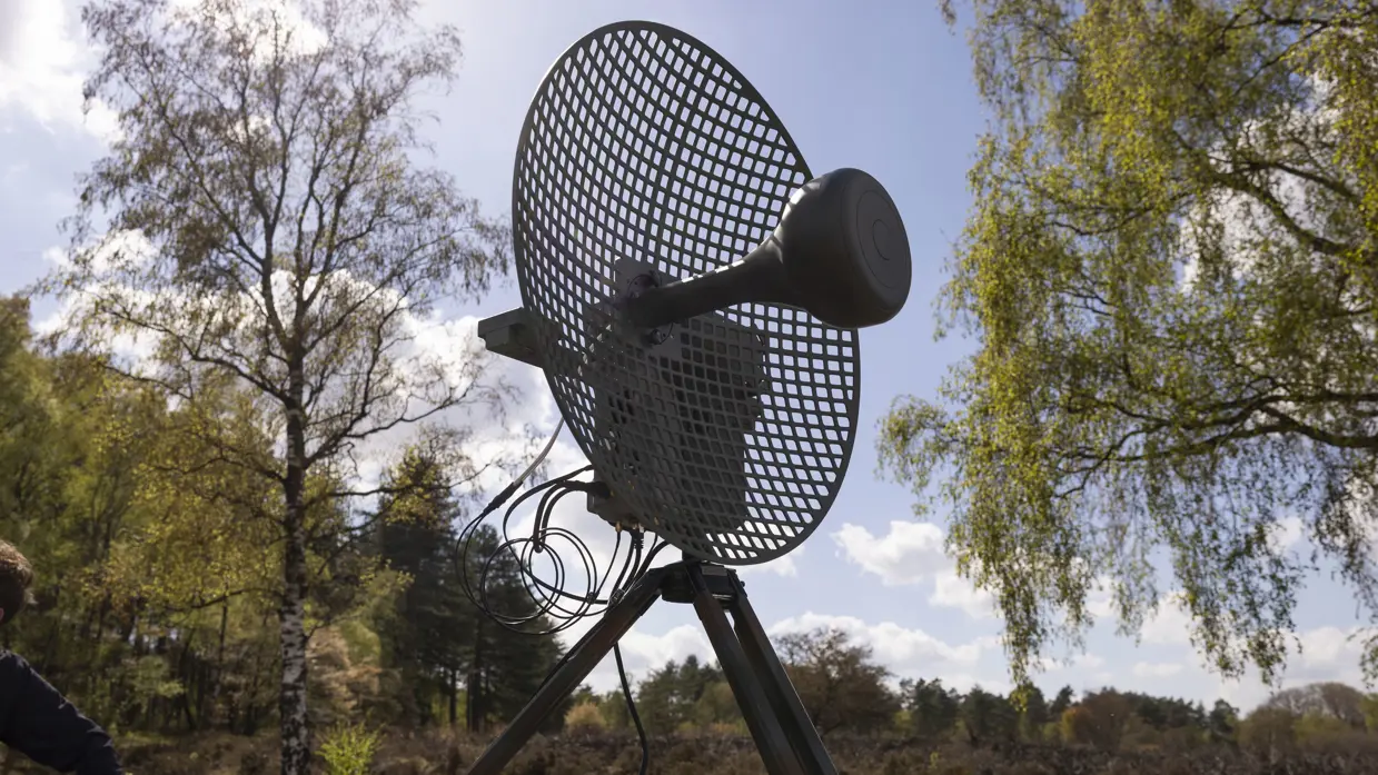 Het onderaanzicht van een Tracking Antenna Rotator.  