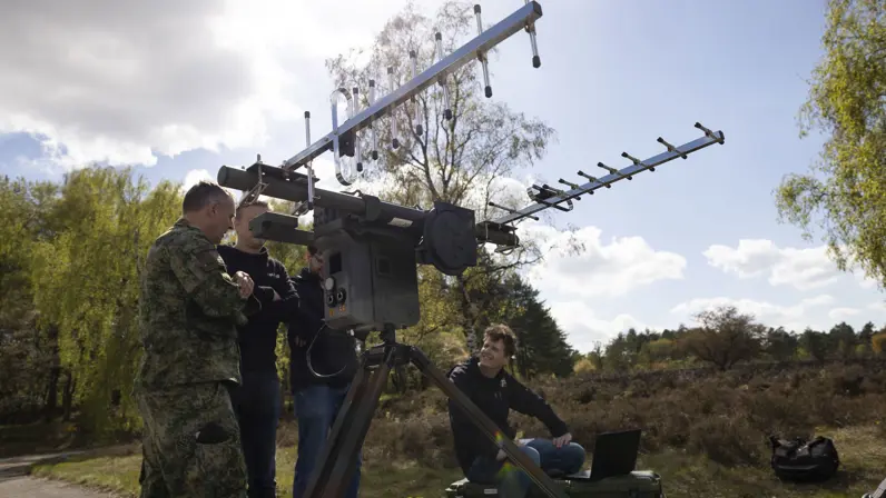 Personeel aan het werk met de antenne.  