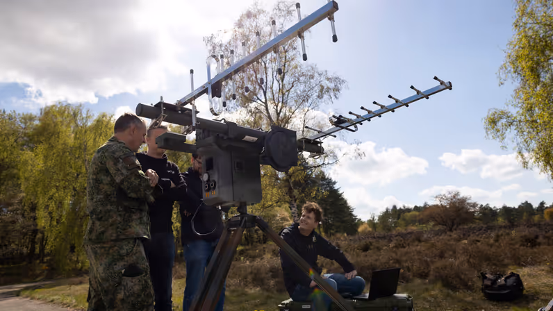Personeel aan het werk met de antenne.  