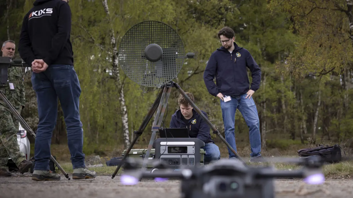 Personeel bezig met het aansluiten van een roterende antenne. 