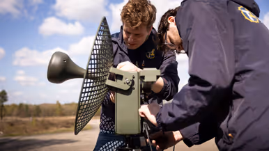 Personeel bezig met het optuigen van de antenne.  