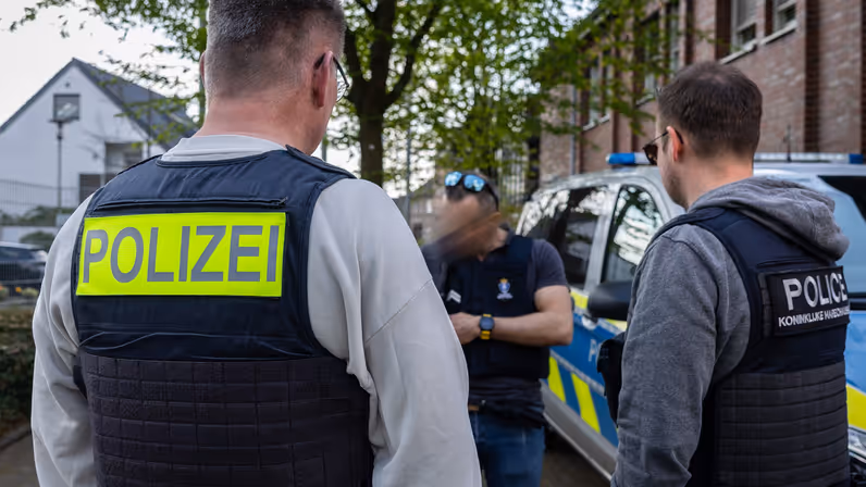 Drie leden van het GPT, twee van de Marechaussee en eentje van de Bundespolizei.