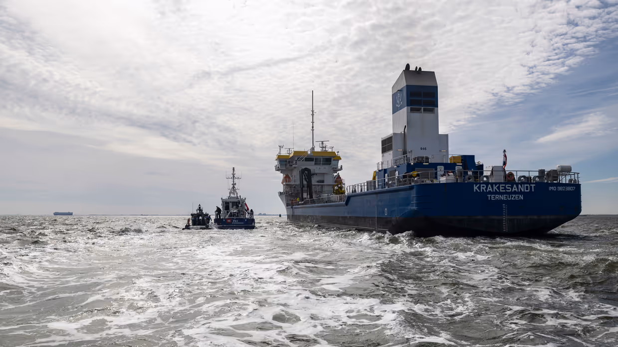 Een kleine, middelgrote en grote boot varen naast elkaar.