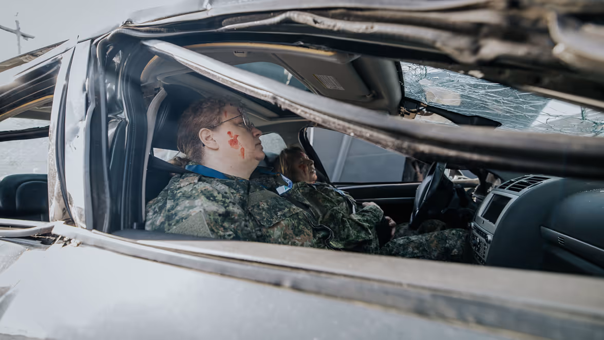 Twee gewonde inzittenden in een personenauto. 