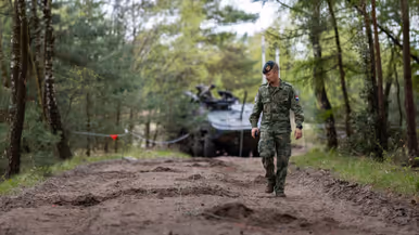 Sergeant Gerwin bekijkt het mijnenveld.