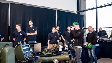 Drie foto’s waarop mensen met elkaar in gesprek zijn bij een stand.