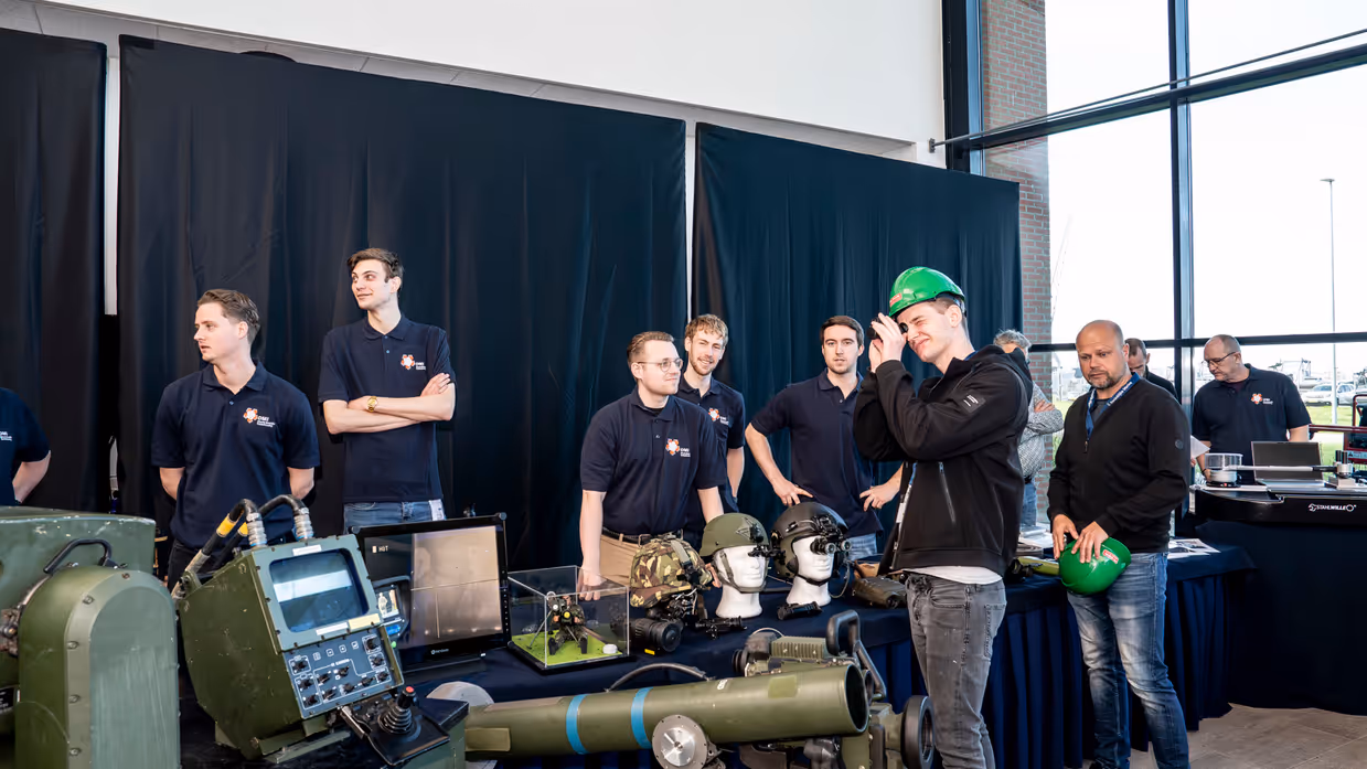 Drie foto’s waarop mensen met elkaar in gesprek zijn bij een stand.