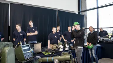 Drie foto’s waarop mensen met elkaar in gesprek zijn bij een stand.