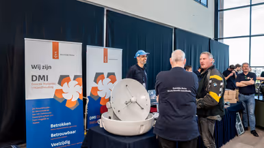 Drie foto’s waarop mensen met elkaar in gesprek zijn bij een stand.