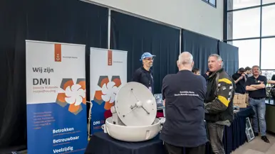 Drie foto’s waarop mensen met elkaar in gesprek zijn bij een stand.