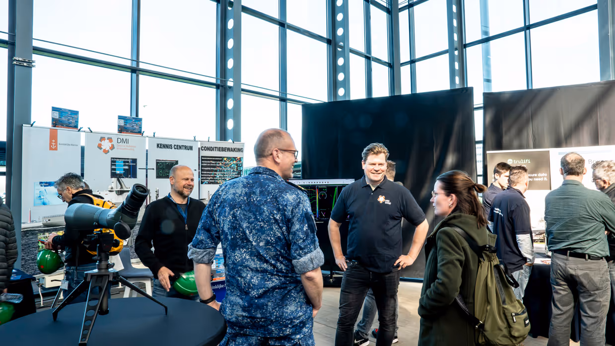 Drie foto’s waarop mensen met elkaar in gesprek zijn bij een stand.