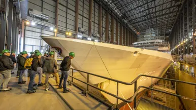 Marineschip ligt in droogdok.