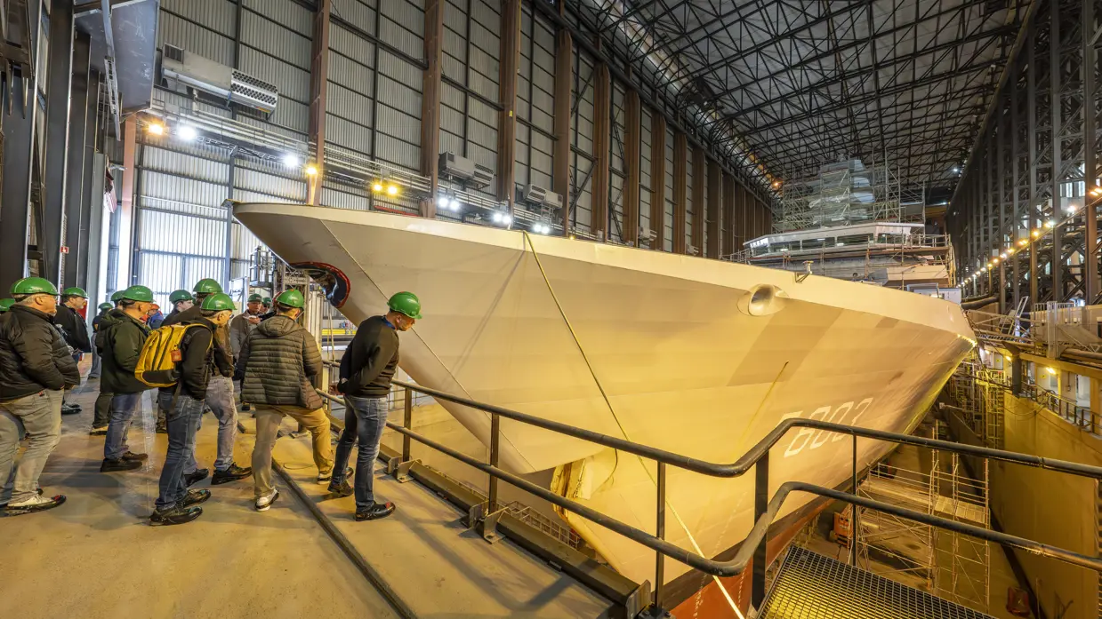 Marineschip ligt in droogdok.