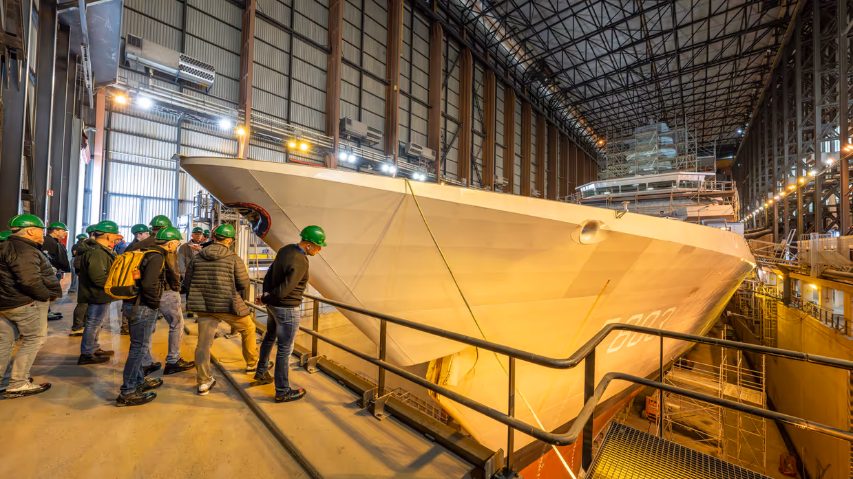 Marineschip ligt in droogdok.