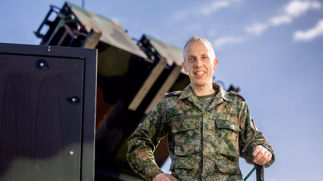 Jeroen Blomen bij een Patriot-luchtverdedigingssysteem van het DGLC. 