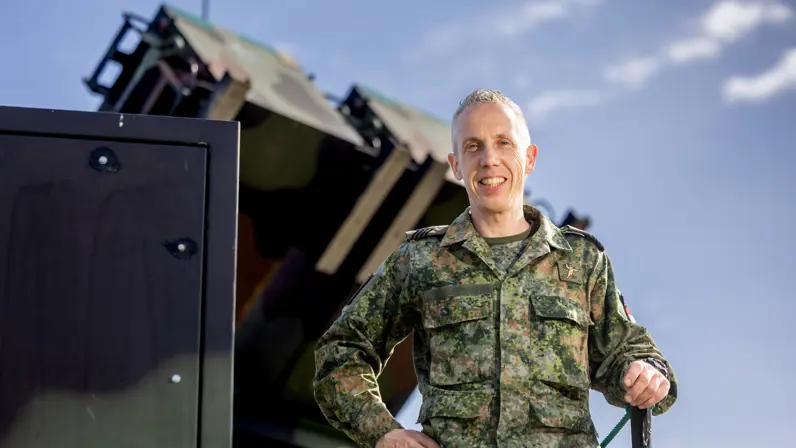 Jeroen Blomen bij een Patriot-luchtverdedigingssysteem van het DGLC. 